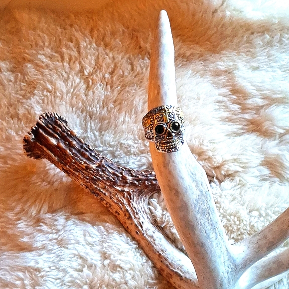 🔥3/$30🔥 SKULL RING w Green Eyes Sz 11 - Picture 2 of 5